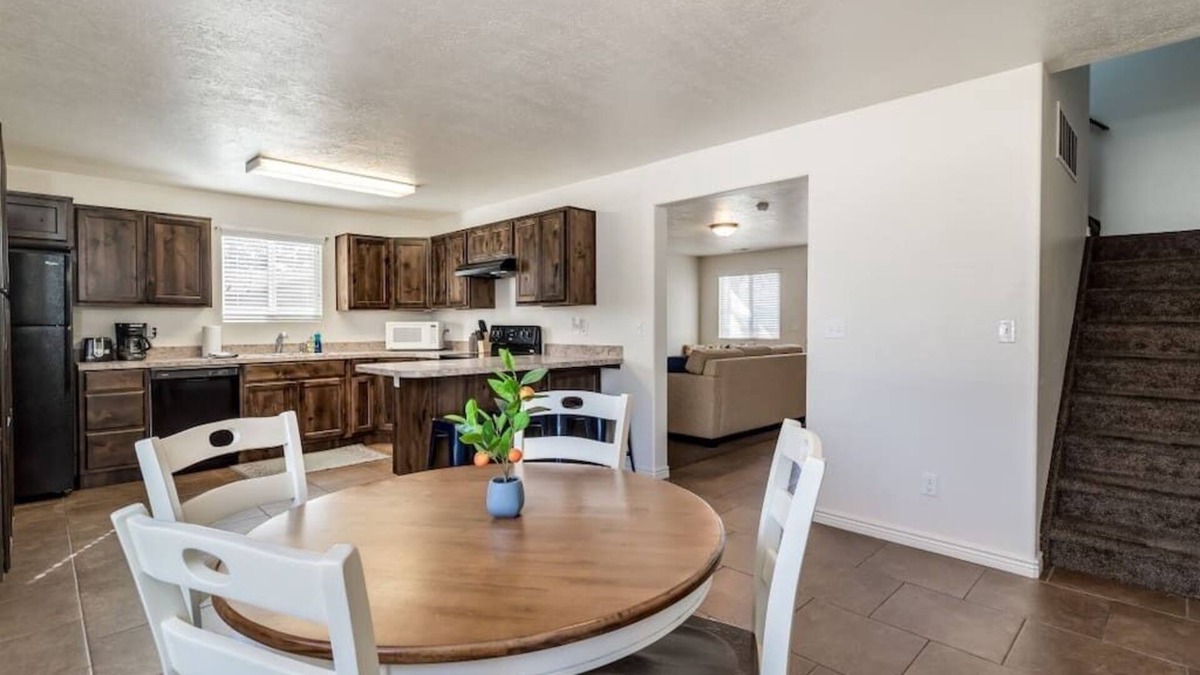 Layton House | Perfect for vacation! Sleeps 10, Large yard