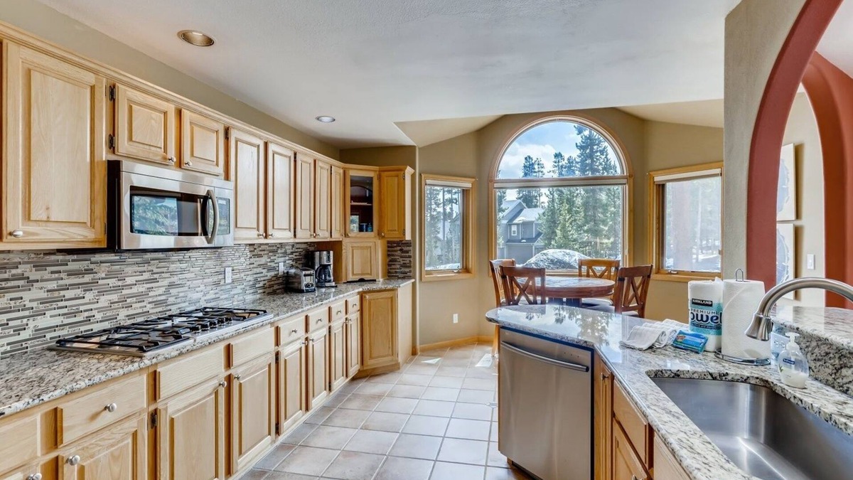 Three Peaks House | Perfect For Your Family Vacay With Yard, Hot Tub & Pet Friendly! 5 Bedroom Home by RedAwning