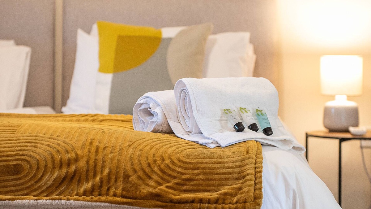 Wootton Bassett House | Perfect for contractors, families, 4 beds, parking