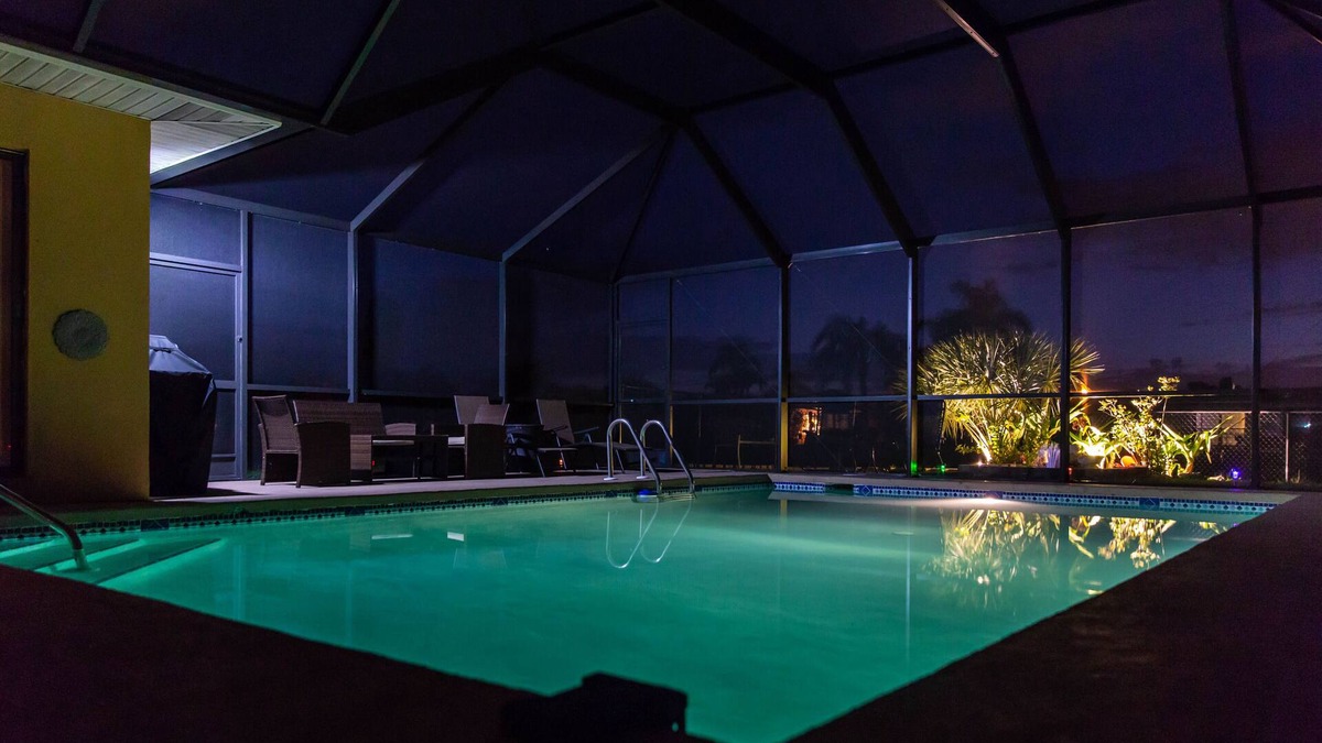 Oakland Hills House | Perfect getaway - Canal front, close to the beach