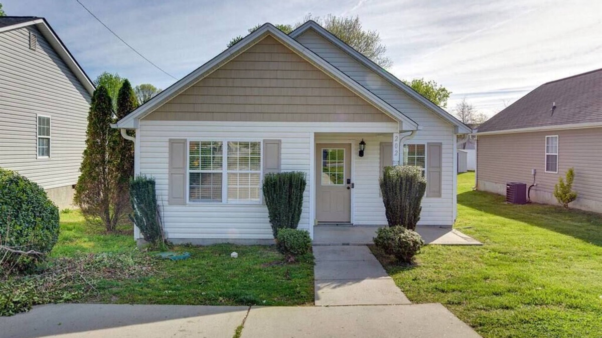 Kernersville House | Perfect Getaway, Close 2 Everything! Self Check-in