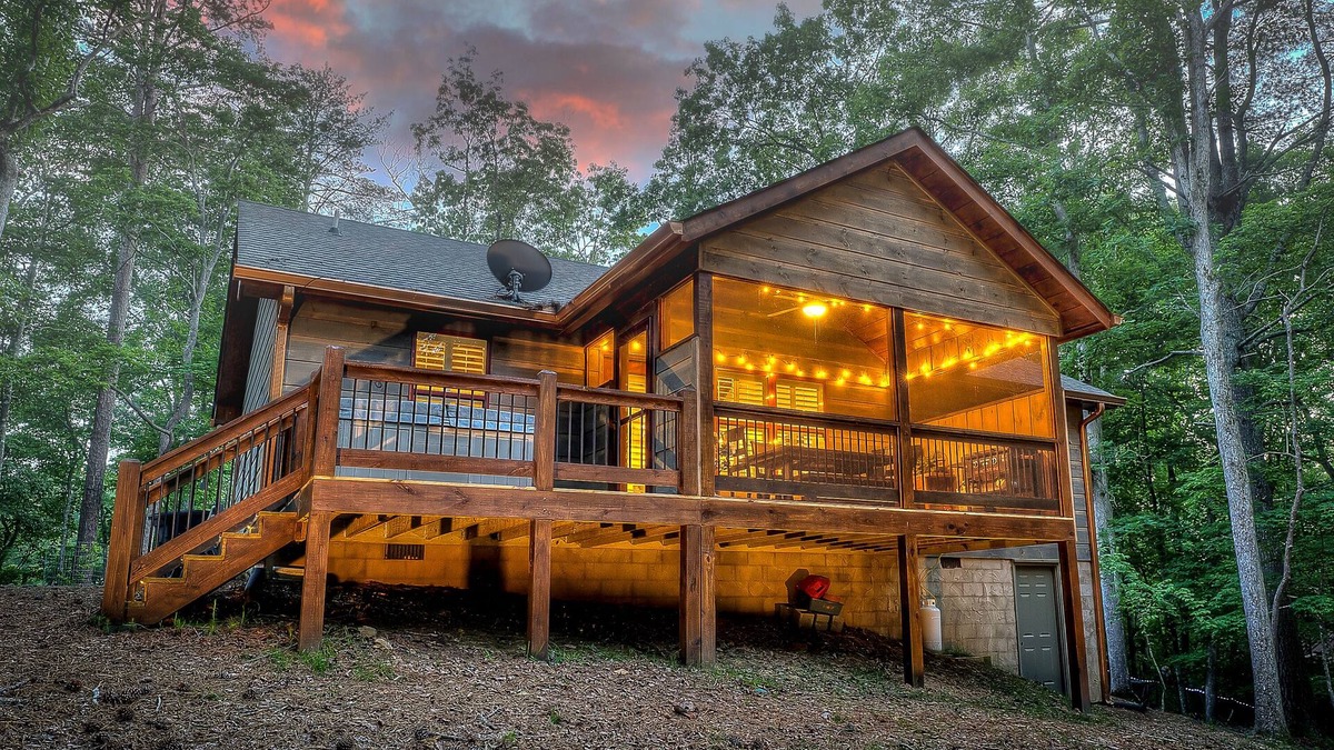 Ellijay Cabin | Perfect Getaway in a Cozy Cabin w/Hot Tub in Coosawattee River Resort