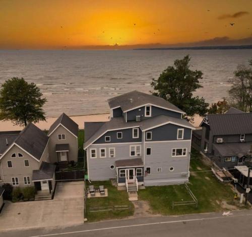 Sylvan Beach House | Perfect Group Getaway Sleeps 42 Guests
