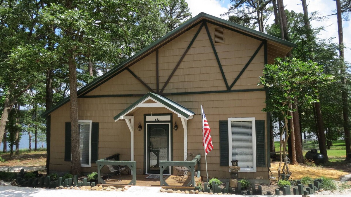 Wood County House | Perfect Lake Experience to Fish, Ski, Shop & Eat