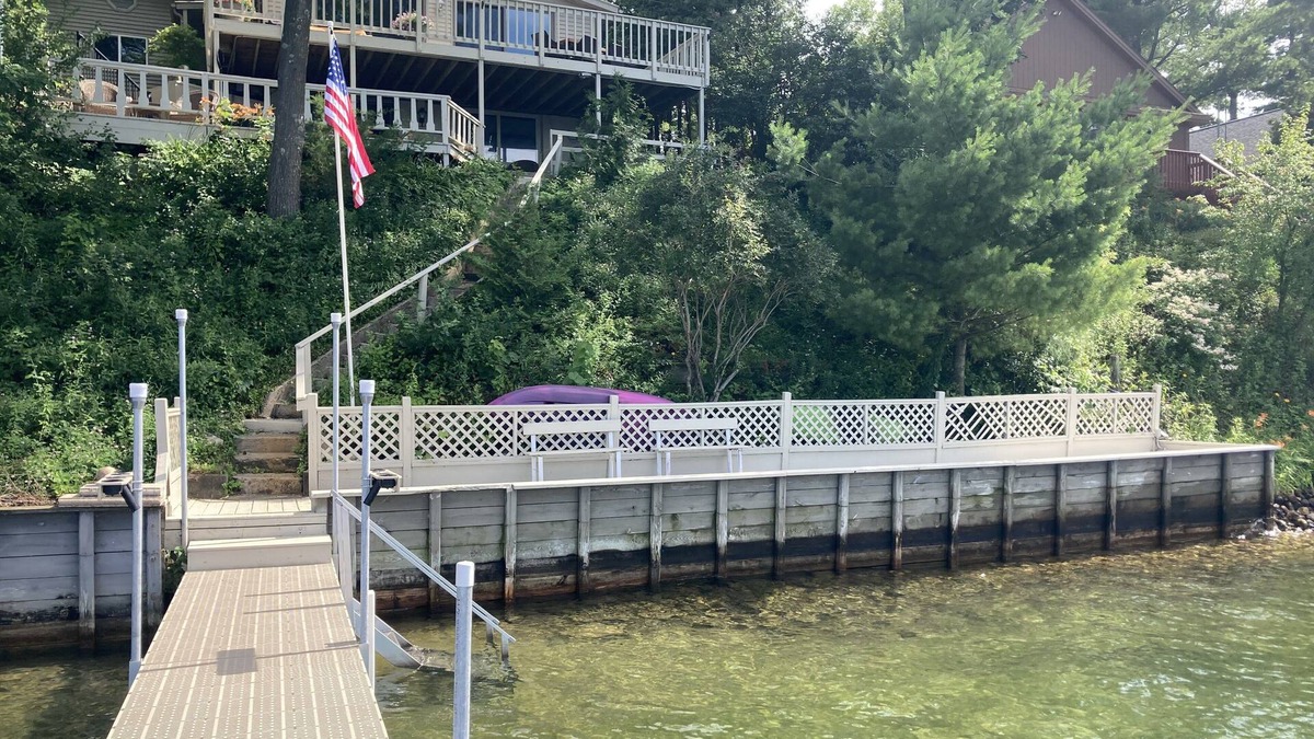 Wautoma House | Perfect LakeHome w/Amazing Views of Big Silver Lake w/Kayaks Hot tub &Maui Mat
