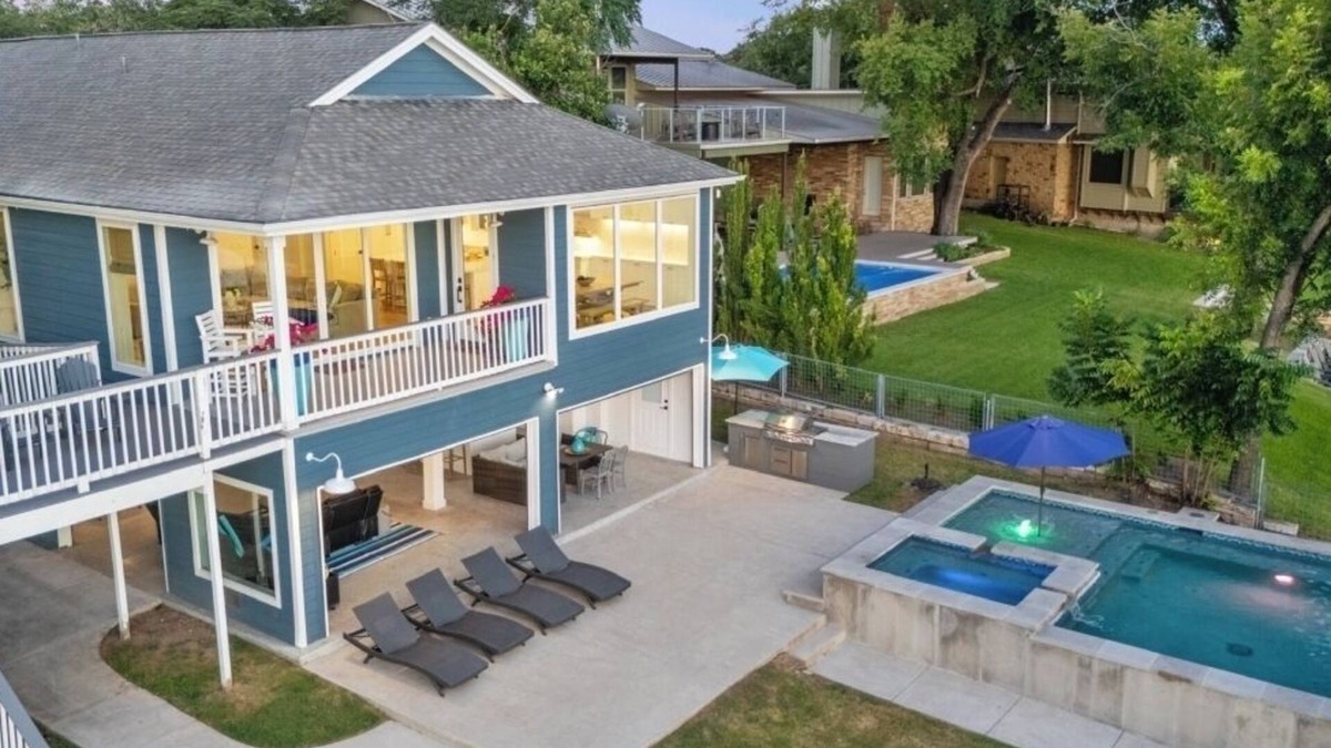 Marble Falls House | Perfect Lakehouse,open water, sunset,new dock.Kayaks.NEW POOL & HOT TUB!