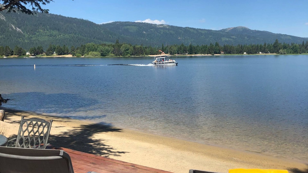 Donnelly Cabin | Perfect lakeside getaway, sandy beach-great for families and friends!