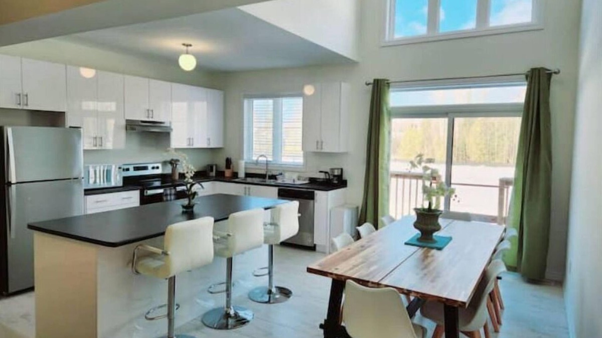 Wasaga Beach House | Perfect Large 4 bedroom 3 bathroom, Blue Mountain, Wasaga Beach Loft resort!