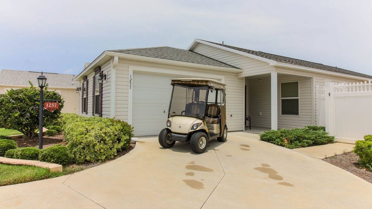 The Villages Villa | PERFECT LOCATION BETWEEN BROWNWOOD AND LAKE SUMTER.