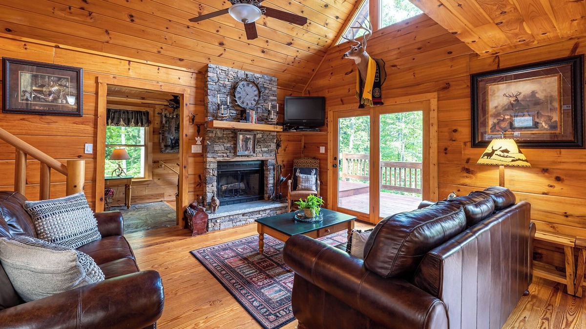 Topton Cabin | Perfect location for your family vacation. Amazing Family Cabin overlooking Lake Nantahala