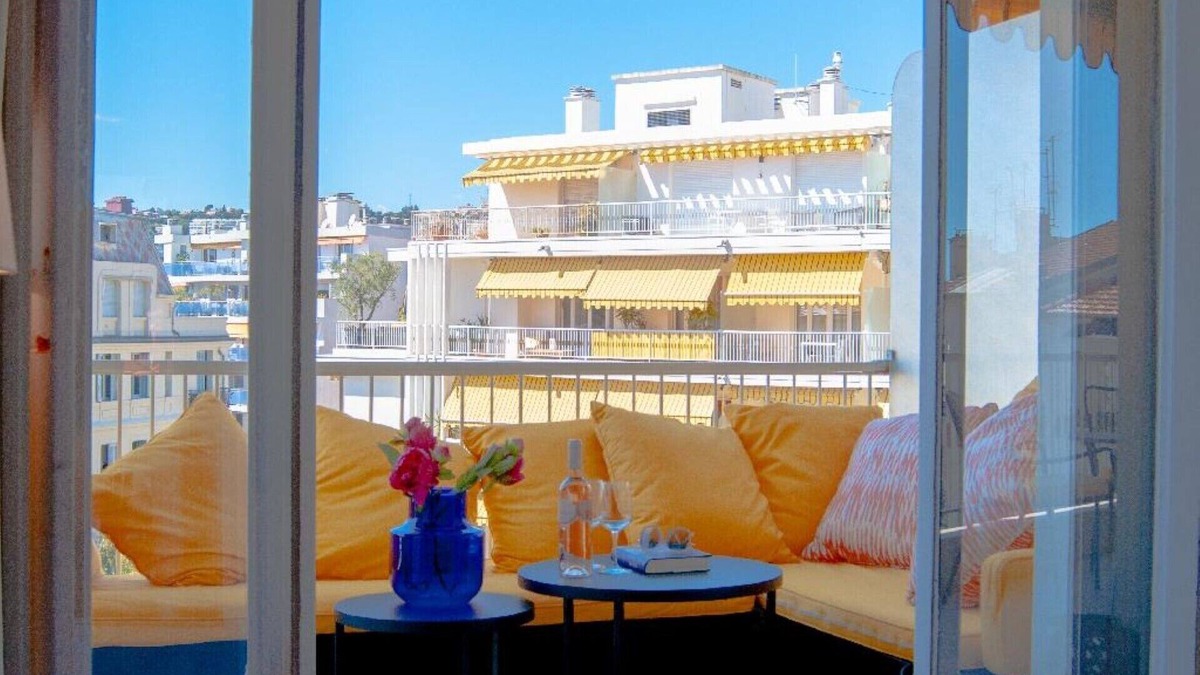 Jean-Medecin Apartment | Perfect location in Carre d’Or, with terraces in two directions.