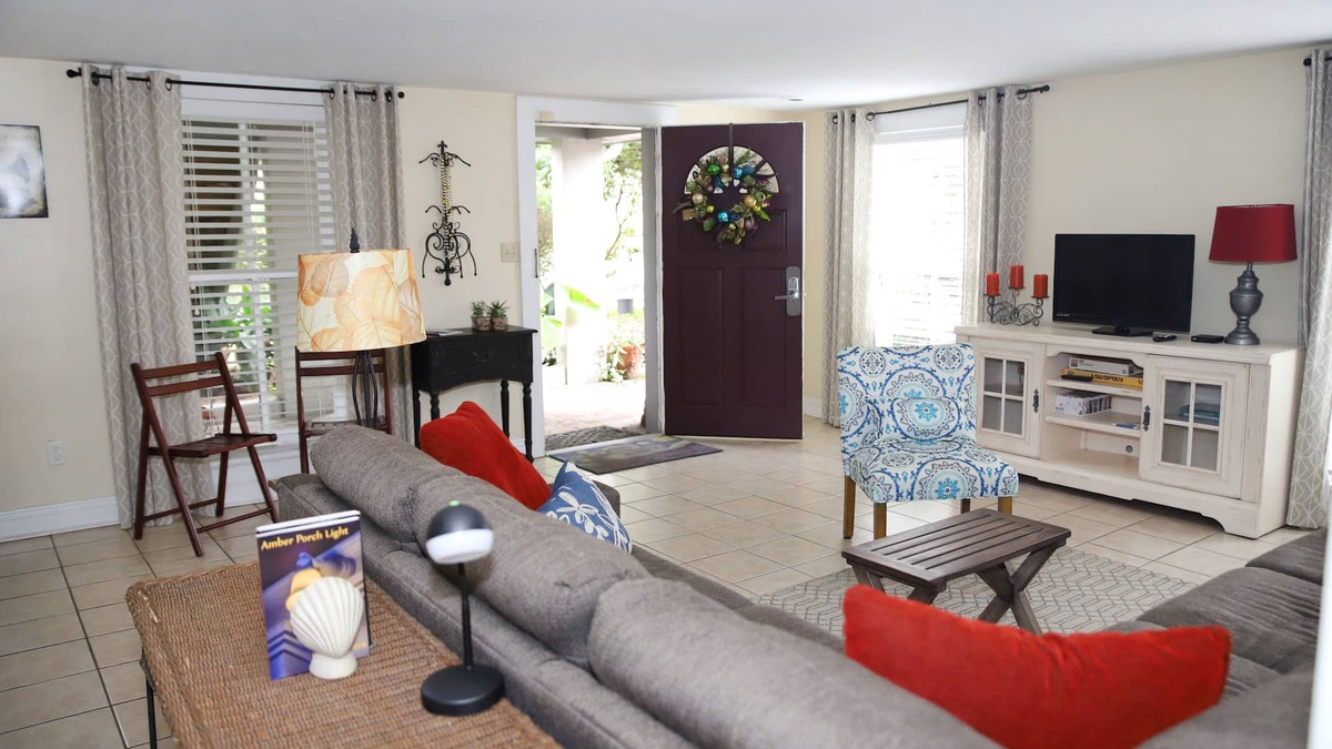 Lower Garden District Apartment | Perfect Location In the Lower Garden District. Off Street Parking.
