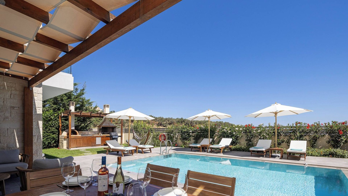 Vamvakopoulo Villa | Perfect location, private pool, hot tub and gym!