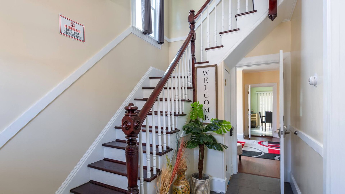 Tarrytown House | Perfect Location w/ River Views Tarrytown 8 BR/4BA