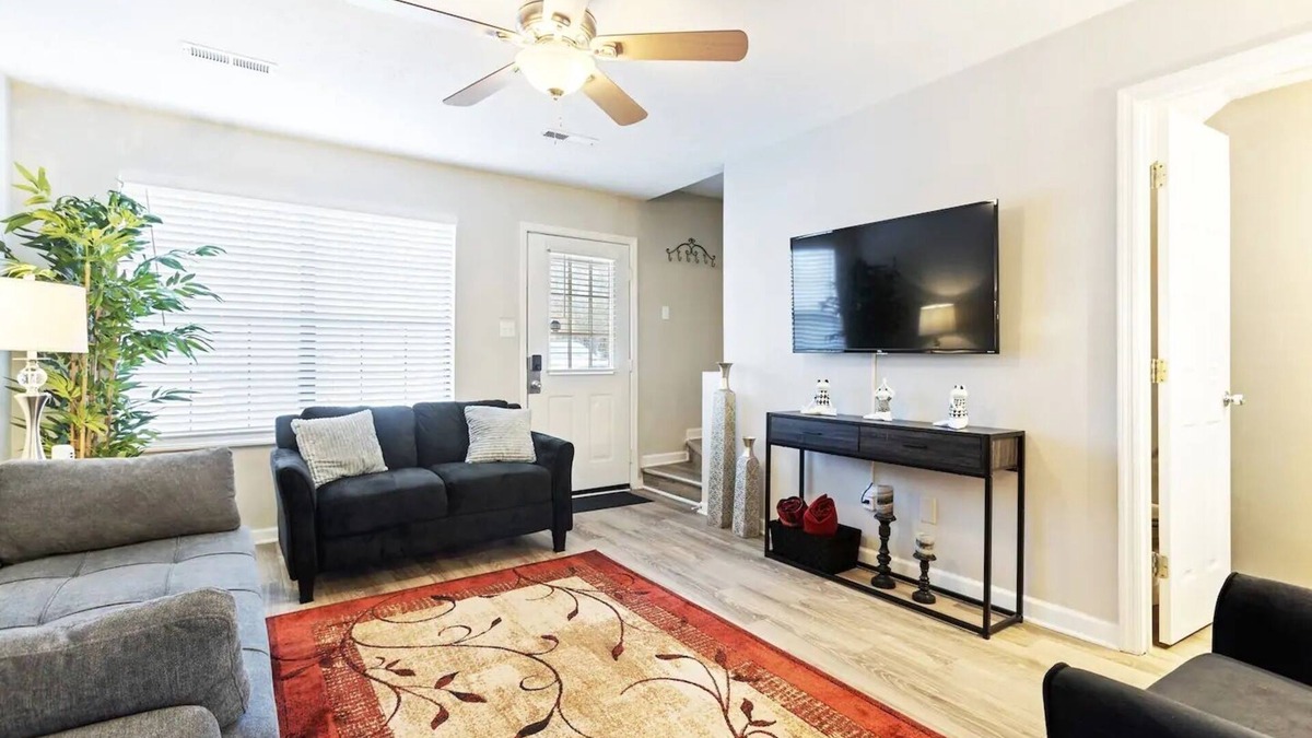 Seymour House | Perfect Mountain Getaway Pigeon Forge (CDC Safe)