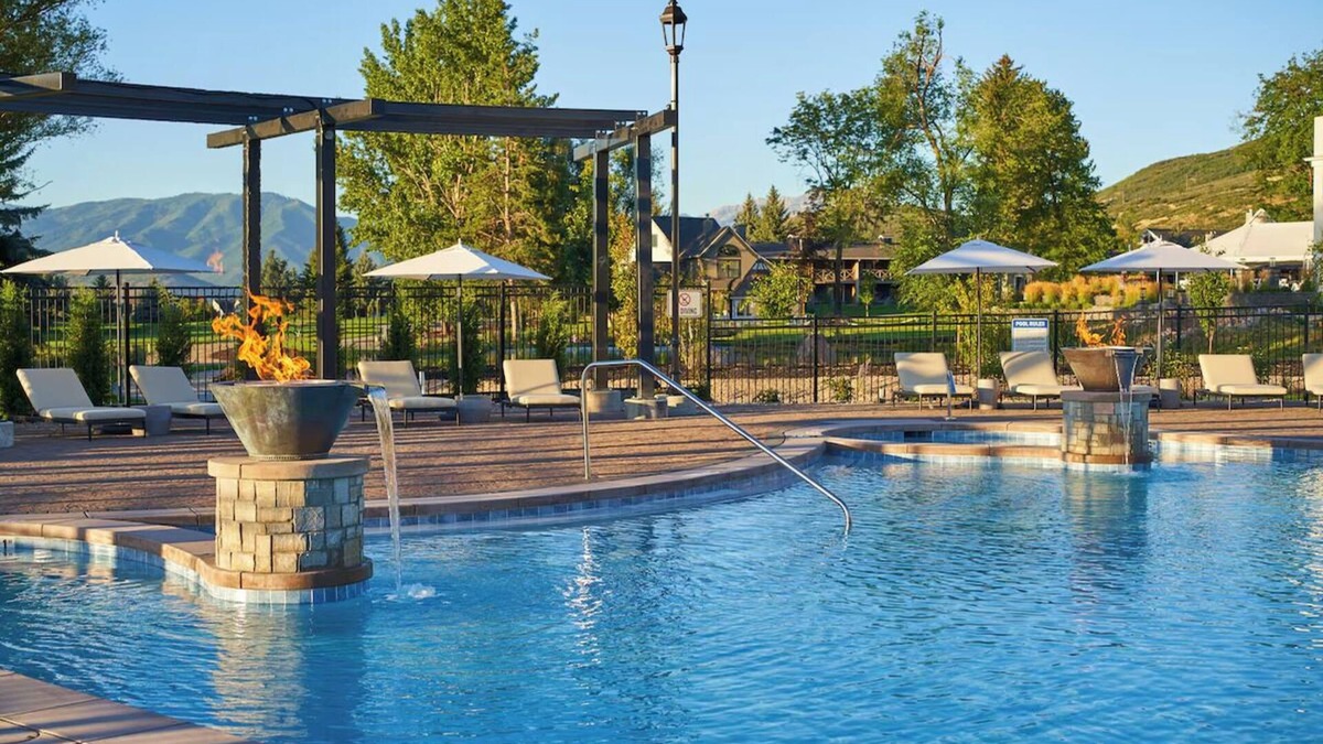 Midway Hotel | Perfect Outdoor Getaway! 4 Relaxing Units w/Pool, Golf Nearby Attractions!