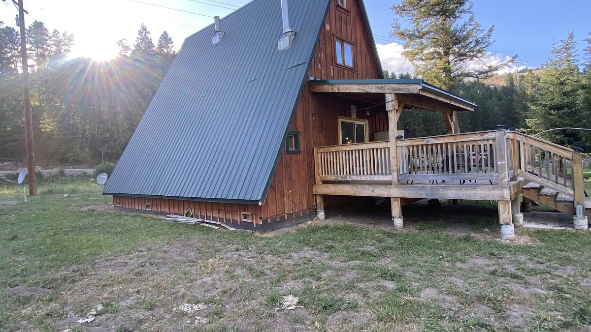 Wauconda Cabin | Perfect outdoorsman retreat! Centered around many lakes and public access areas