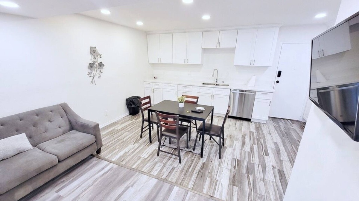 Valley Glen House | Perfect Private Getaway Near North Hollywood!