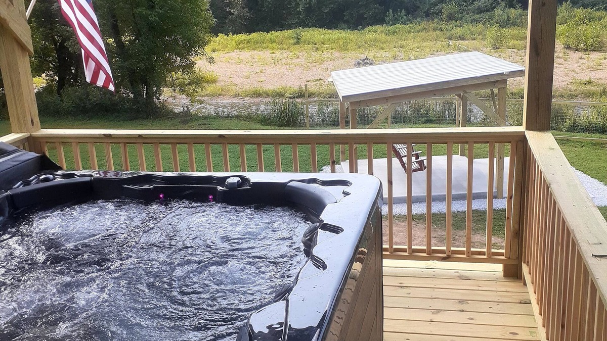Westpoint Cabin | Perfect Privately Located Honeymoon Cabin on the Creek with Jacuzzi