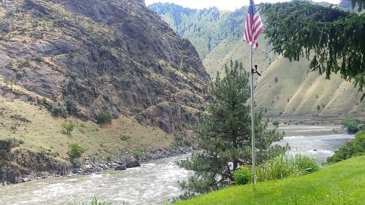 Riggins House | Perfect Riverfront Getaway!