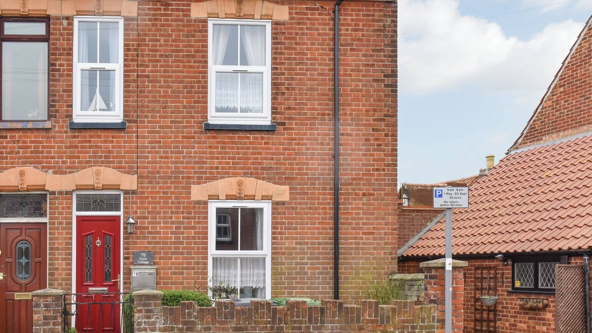 Caister-on-Sea Cottage | Perfect seaside haven offering a warm welcome to guests and their dogs.
