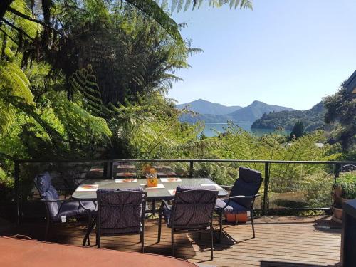 Moetapu Bay House | Perfect Small Bay Peaceful Beach. Great Fishing Boating Oysters