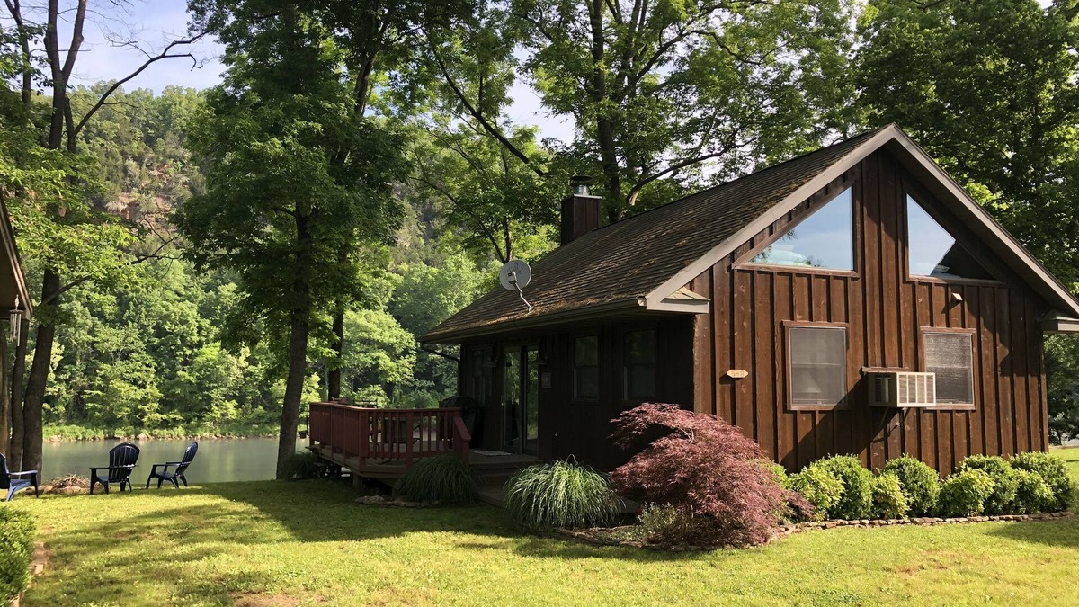 Cotter Cabin | Perfect spot for fishing the White River/Small cabin sleeps 2-4/1 Bdrm with loft