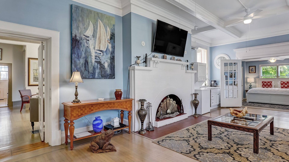 Thomas Square Apartment | Perfect Starland 3 Bedroom, Heated Pool Access