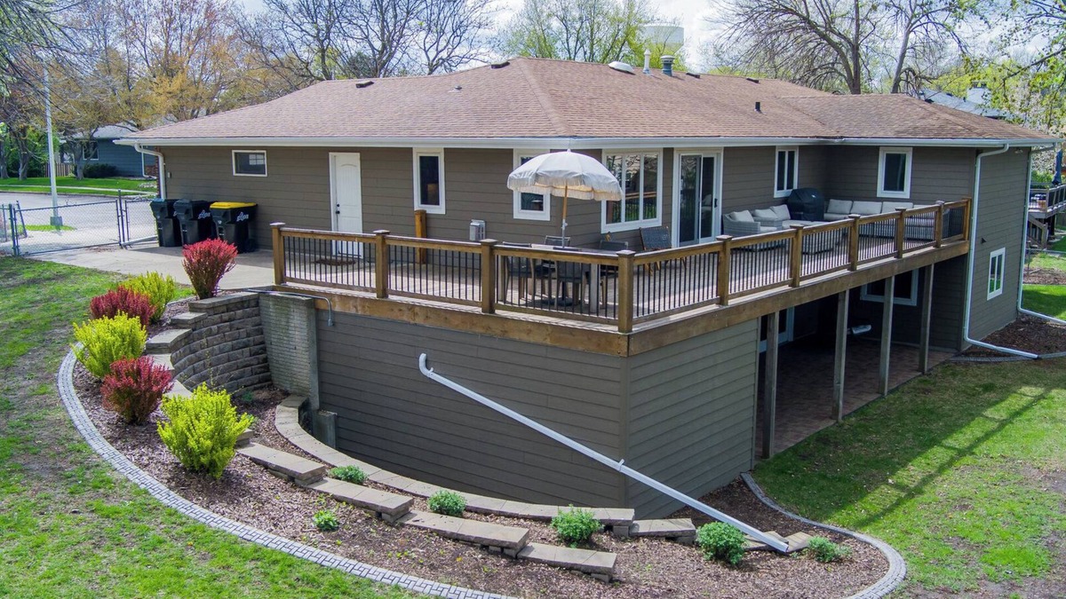 Sioux Falls House | Perfect Stay for Big Groups and Bigger Memories - Theatre,Huge Yard,Sport Court