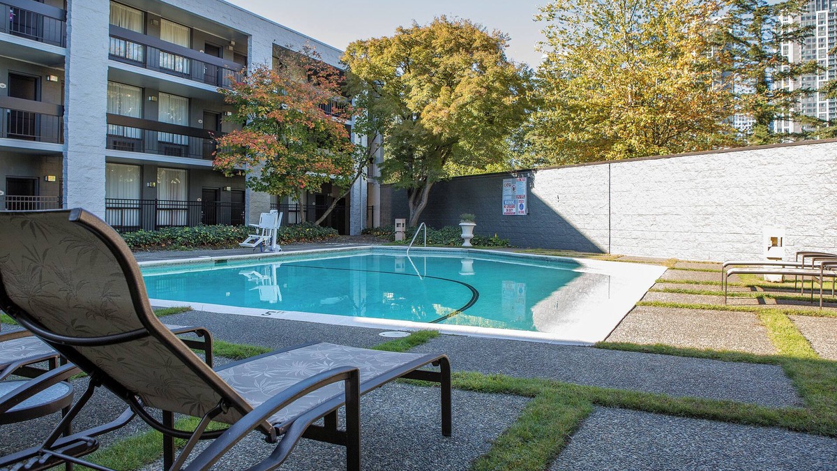Wilburton Hotel | Perfect Staycation! Onsite Pool and Parking, Short Drive to Bellevue Square!