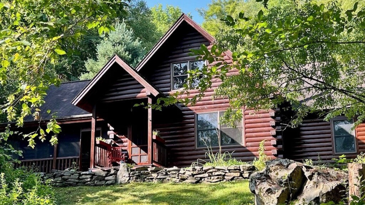 West Arlington House | Perfect Vermont Log Cabin - Footsteps from the famous Battenkill River!