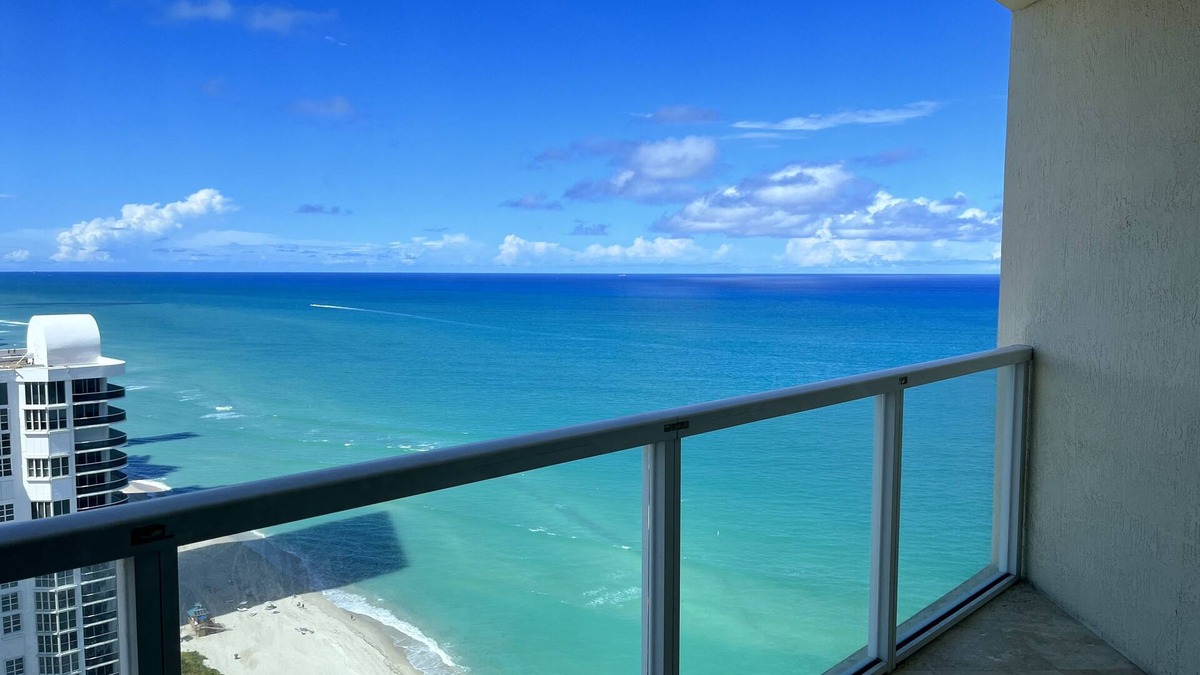 Sunny Isles Beach Condo | Perfectly located oceanfront condo 2BR + Den