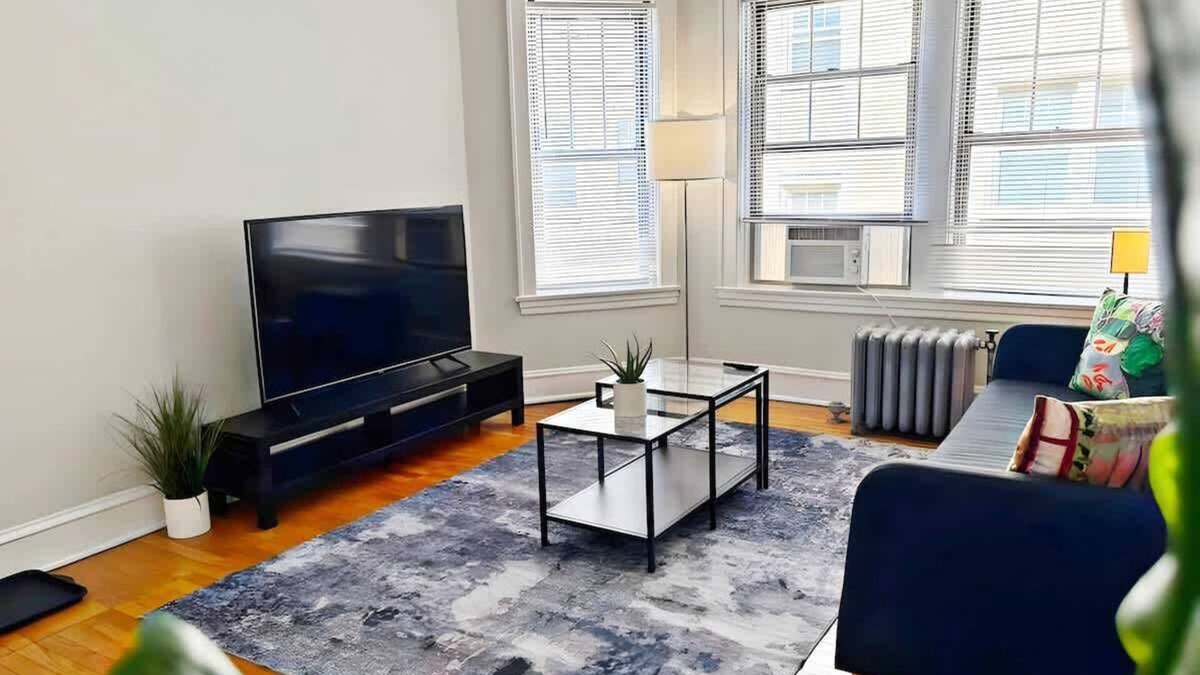 South Evanston Apartment | Perfectly Located 1-Bedroom Unit