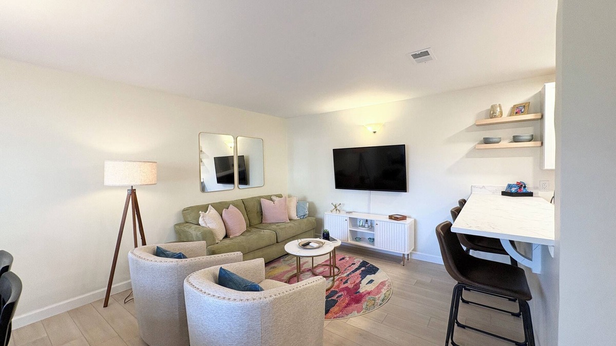 Clemson Condo | Perfectly located, newly renovated, charming 3 bedroom condo - 1 mi from campus