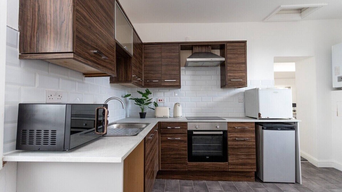 Plasnewydd Apartment | Perfectly Placed: Cozy Flat in the City's Heart