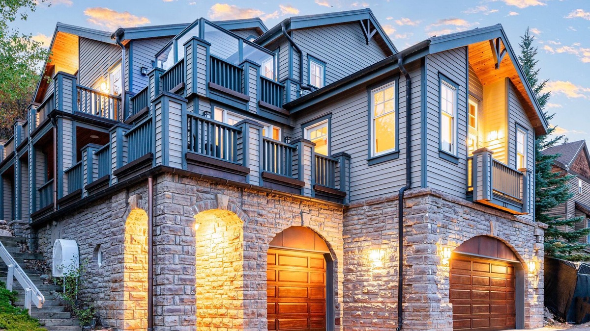 Park City House | Perfectly Positioned in Old Town, Steps to Ski Runs & Town Lift, Private Hot Tub!