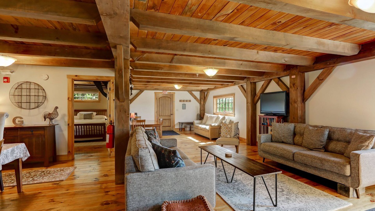 Fairfax Bed & Breakfast | Perfectly Vermont bed and breakfast w/ en suite bath- Hazelnut Room