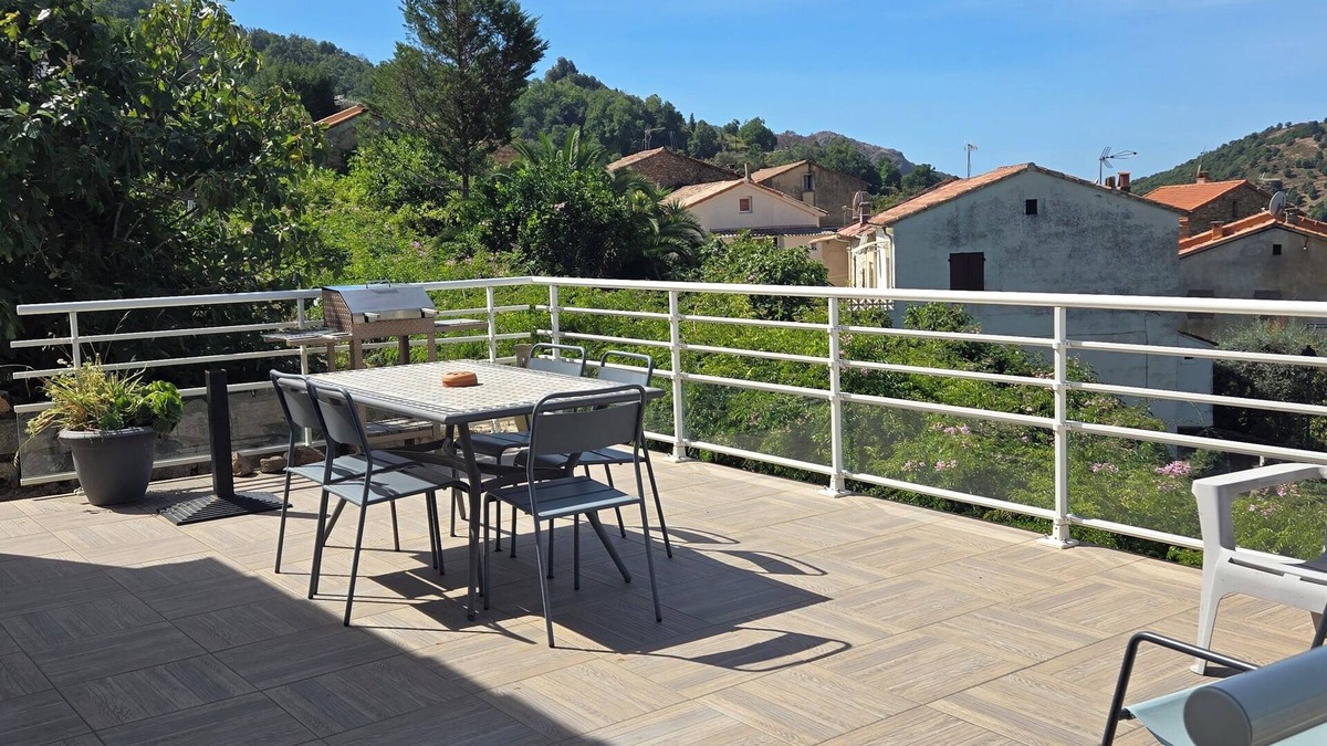 Peri House | Peri: House with garden