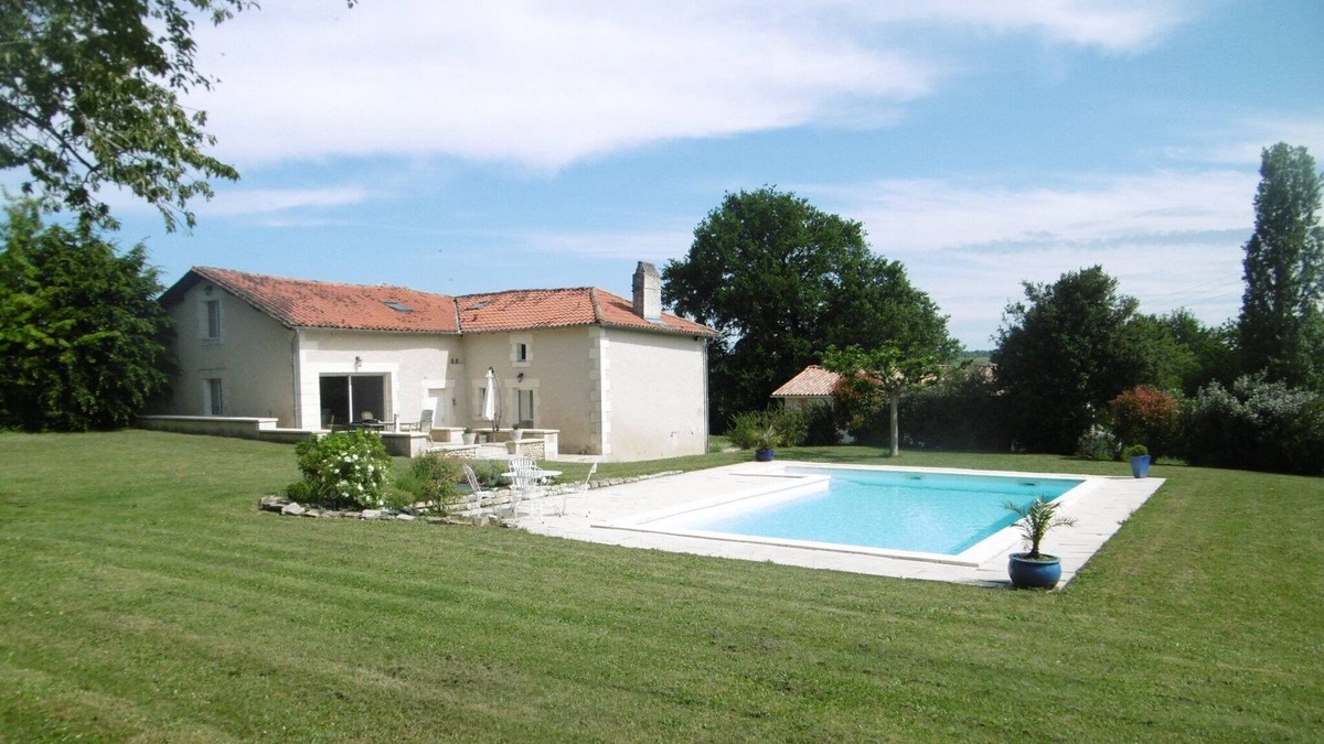 Douchapt House | Perigord blanc spacious stone house 3 bedrooms large garden and beautiful swimming pool
