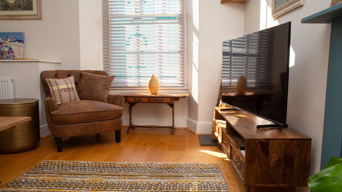 Cardigan Apartment | Period town house apartment on Cardigan High Street - Independent shops, cafés, bars & restaurants