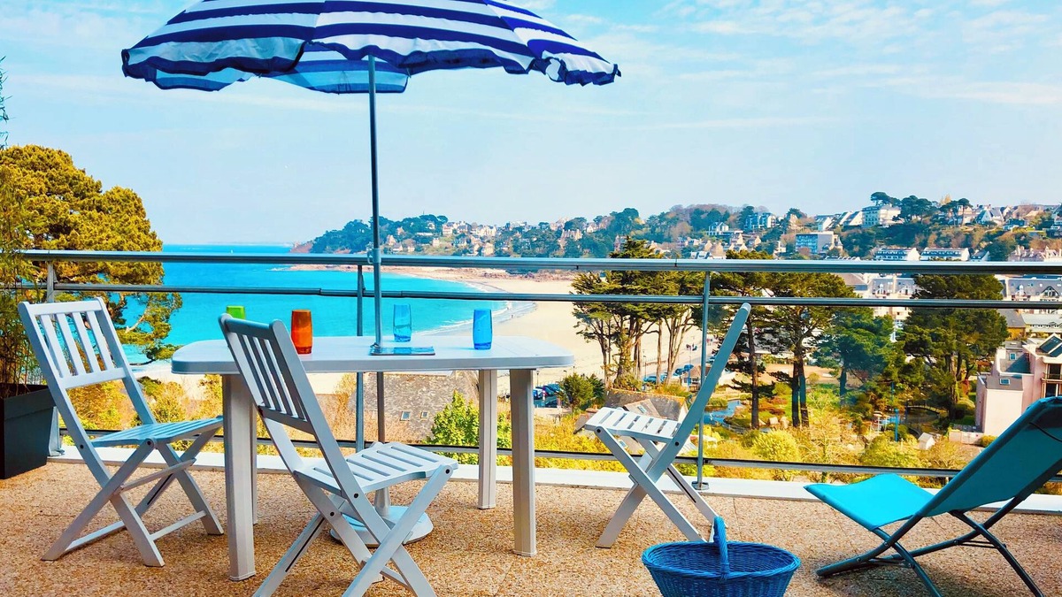 Perros-Guirec Apartment | Perros-Guirec, sea view, beach 100m, private parking, wifi.
