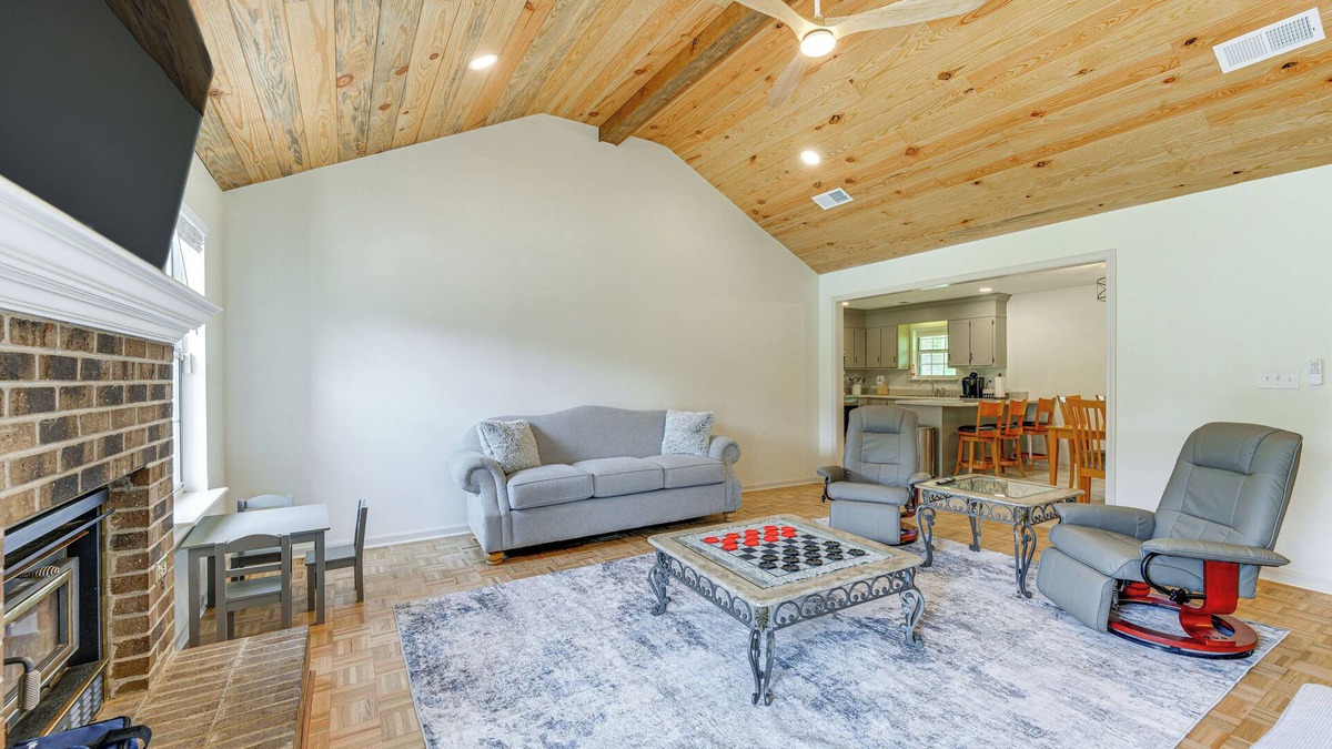 Perry House | Perry Family Home on 2 Acres w/Private Pool