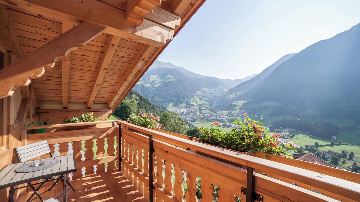 San Martino in Passiria Apartment | Pet-friendly Apartment "INNERGASSERHOF Ferienwohnung Enzian"