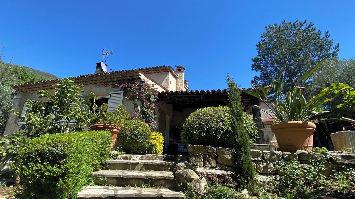 Tourrettes-sur-Loup Villa | Pet-friendly, private family home w/pool . Sleeps 6, 8 (w/sofa bed).