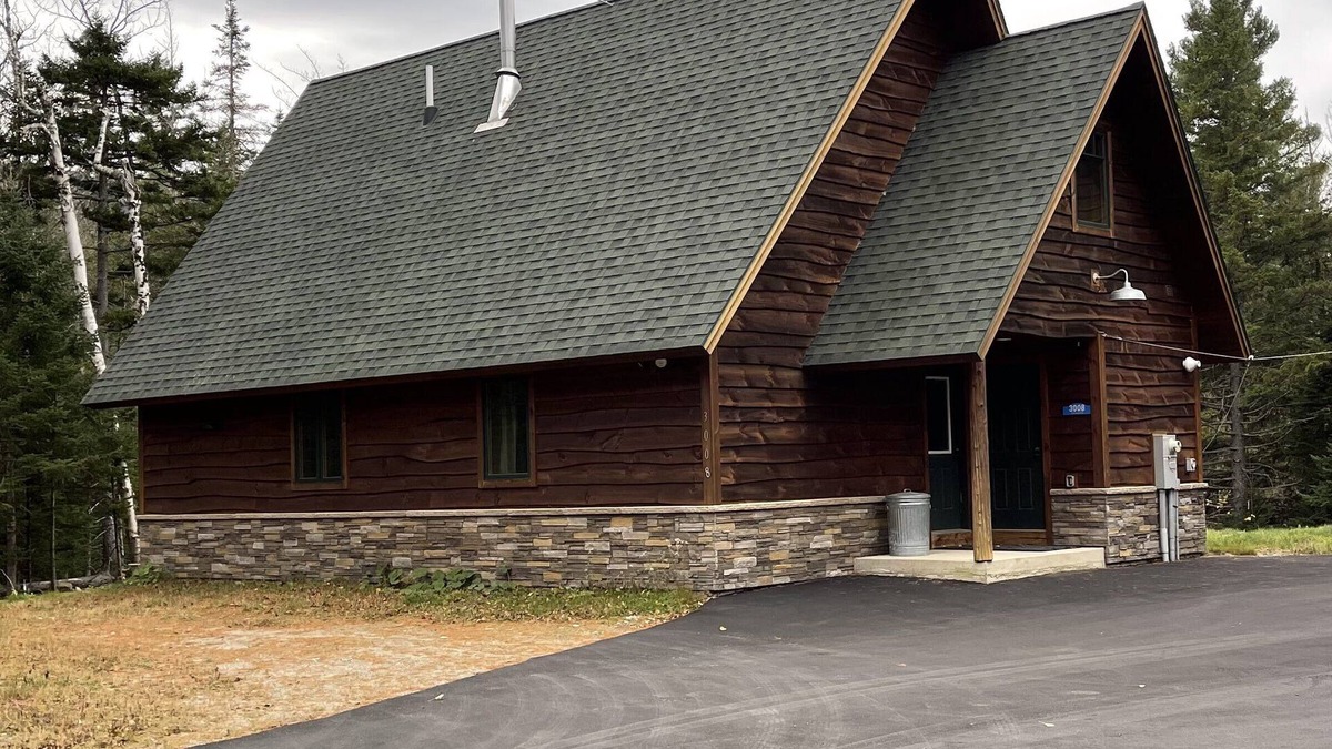 Carrabassett Valley House | Pet-Friendly Home in a Quiet Neighborhood Near Sugarloaf Mountain