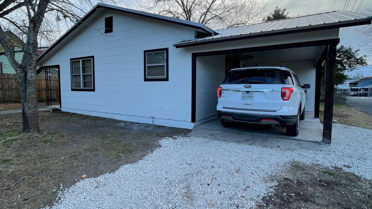 Shiner House | Pet friendly 2/1 home - 1 block to downtown Shiner