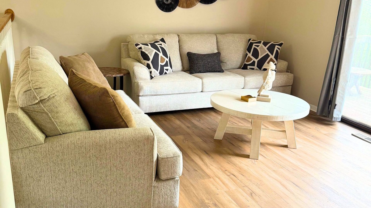 Newington Condo | Pet Friendly 2-bdrm condo conveniently located in Newington easy highway access