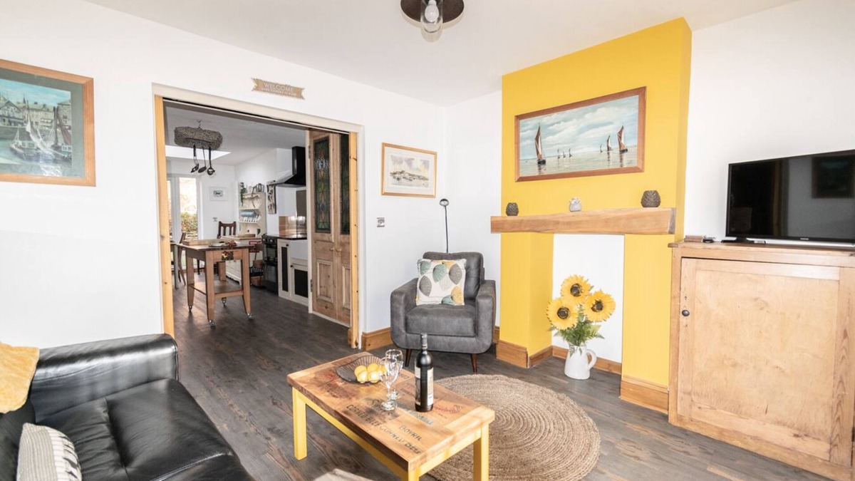 Titchfield Cottage | Pet friendly 2 Bed House Titchfield Village Centre