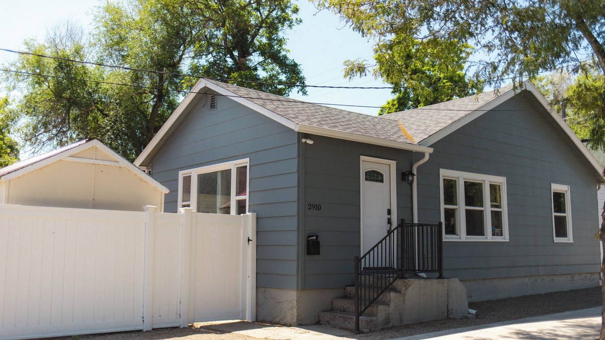 Billings House | Pet Friendly 2 Bed Home w/Hot Tub!