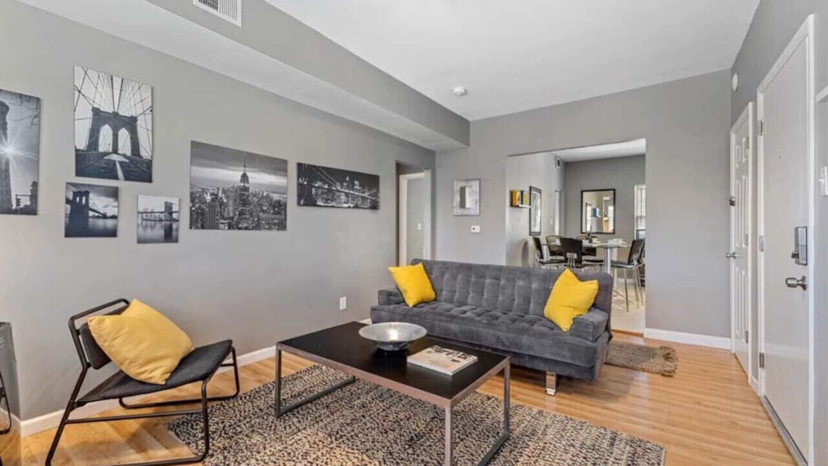 Meridian-Kessler Apartment | Pet Friendly 2BR Convenient to Stadium & Downtown